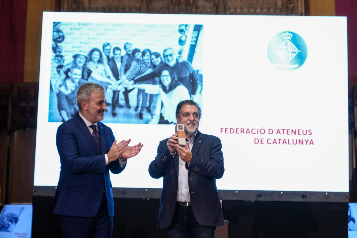 L’Ajuntament de Barcelona concedeix la Medalla d’Honor de la ciutat a la Federació d’Ateneus
